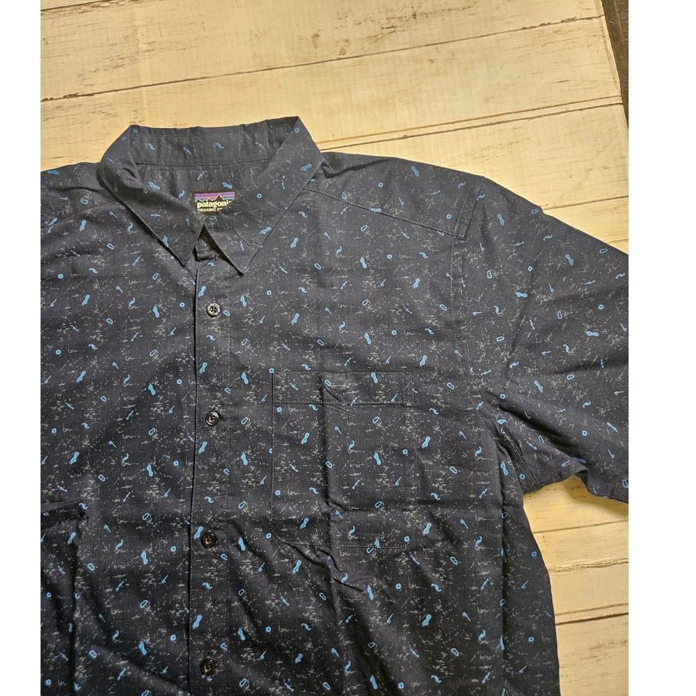 Patagonia Mens Large Short Sleeve Button Down Shirt Blue Climbing Gear Print L